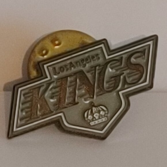 RARE Vintage Los Angeles Kings NHL Hockey Pin Enamel Pin Silver and Grey Tone - Picture 1 of 3